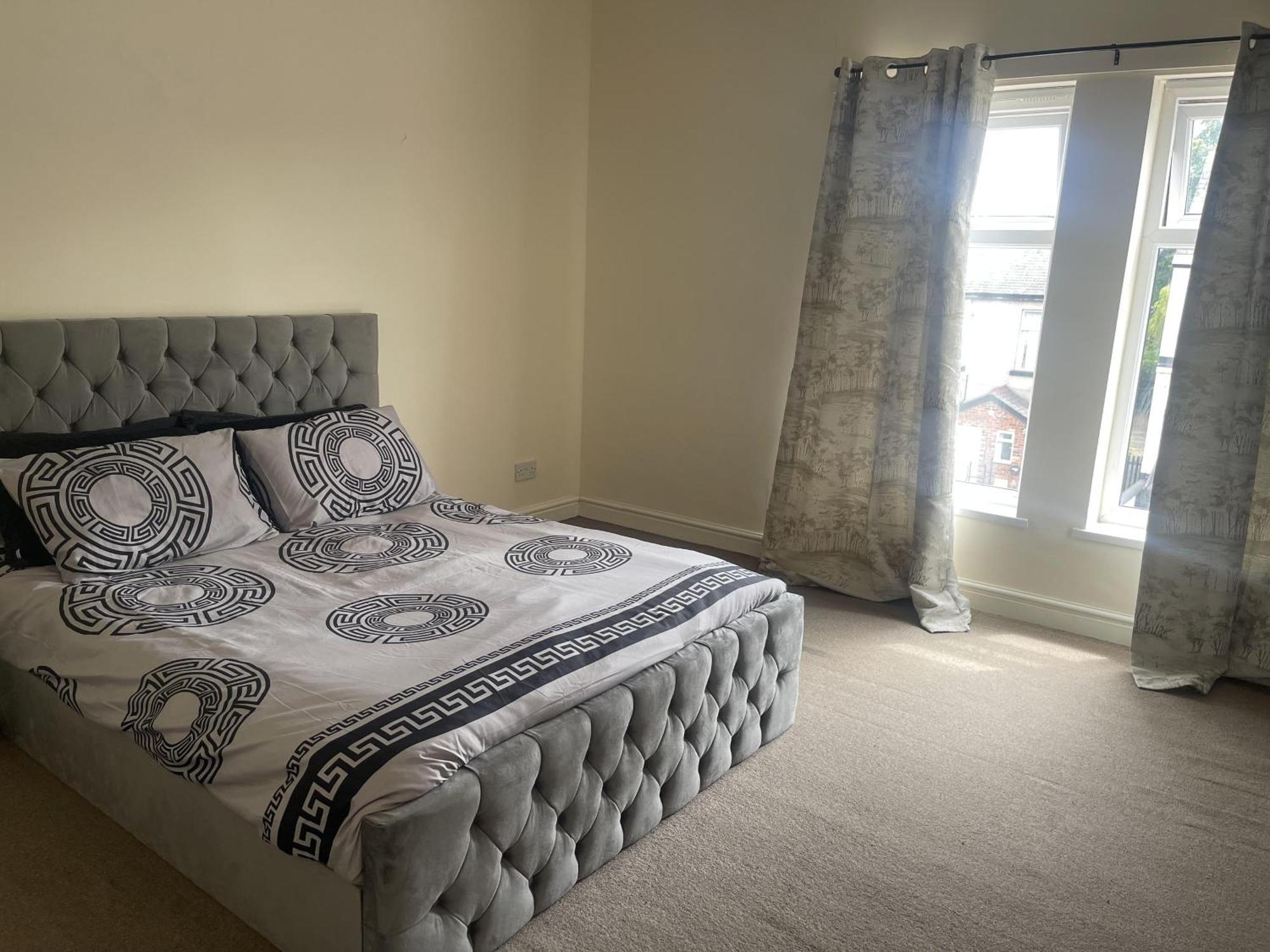Stylish 1-Bed Apt - Sleeps 4 - Parking - Wifi Манчестер Екстер'єр фото