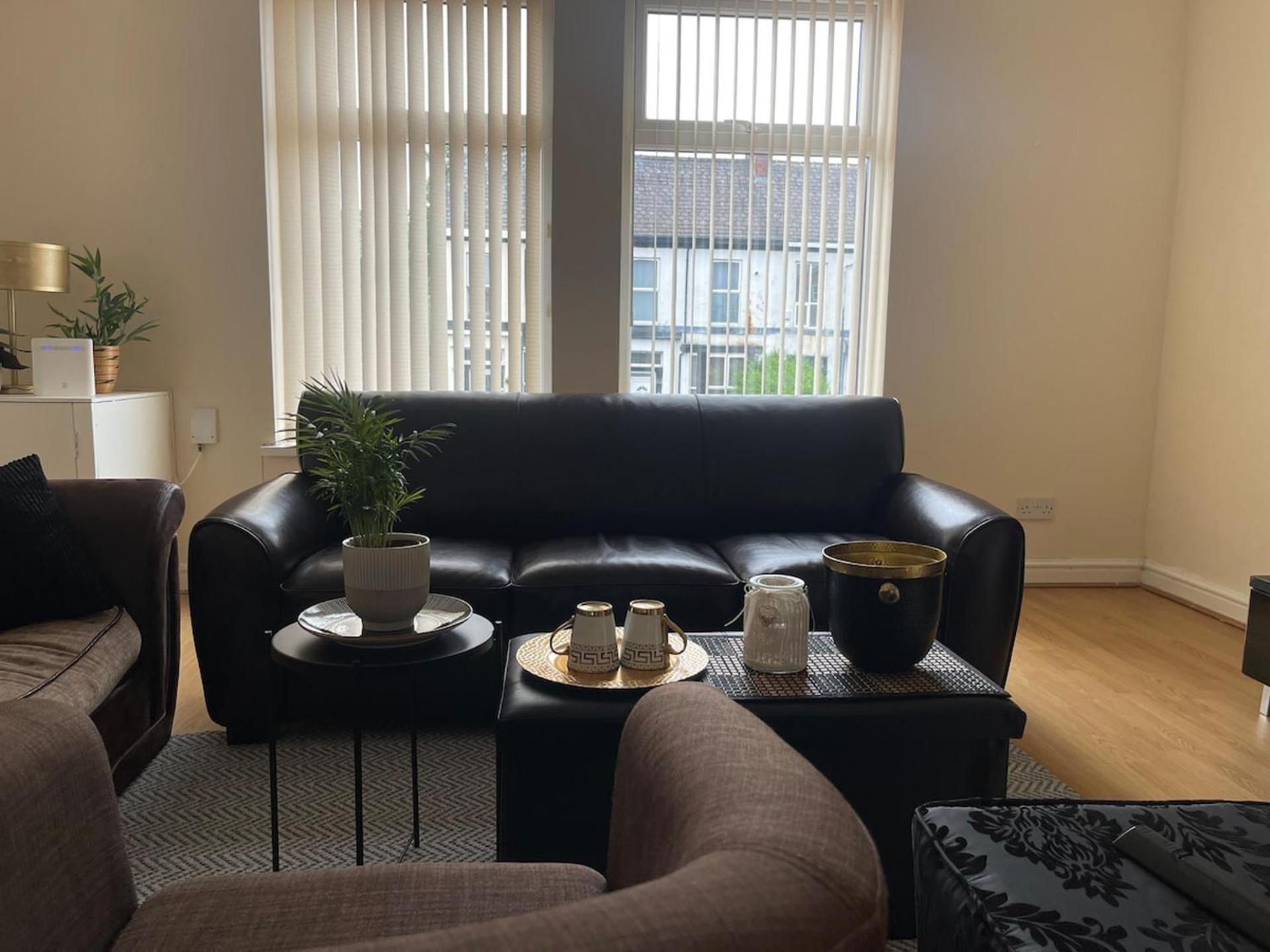 Stylish 1-Bed Apt - Sleeps 4 - Parking - Wifi Манчестер Екстер'єр фото
