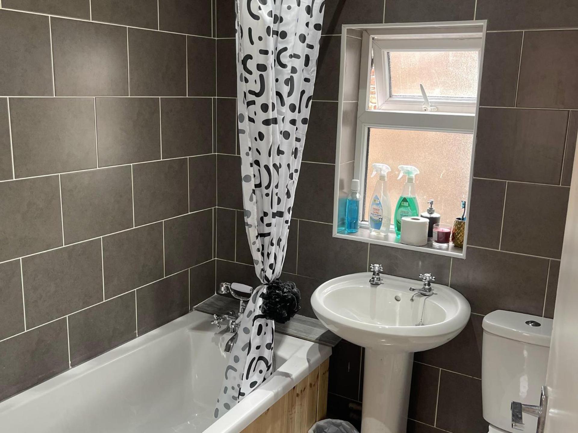 Stylish 1-Bed Apt - Sleeps 4 - Parking - Wifi Манчестер Екстер'єр фото